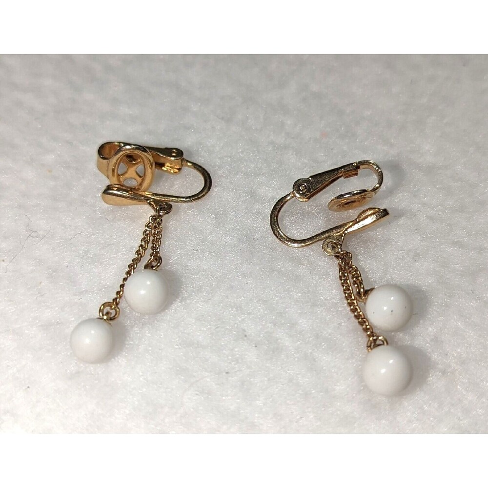 Crown Trifari Gold Tone Chain White Bead Dangle Vintage Clip Ons - Picture 9 of 10